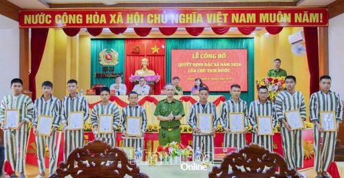 Lãnh đạo Phòng Cảnh sát Thi hành án hình sự và Hỗ trợ tư pháp Công an tỉnh Khánh Hòa trao quyết định đặc xá cho các phạm nhân.