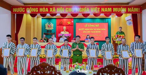 Giám thị Trại giam Sông Cái trao quyết định đặc xá cho các phạm nhân.
