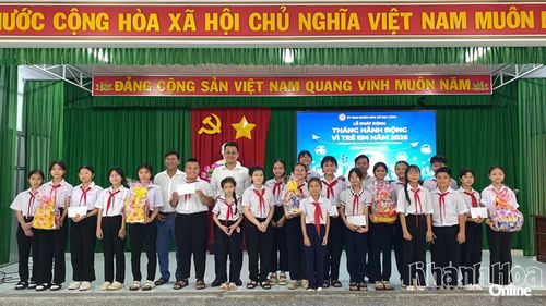 Lãnh đạo xã Đại Lãnh trao học bổng cho học sinh.