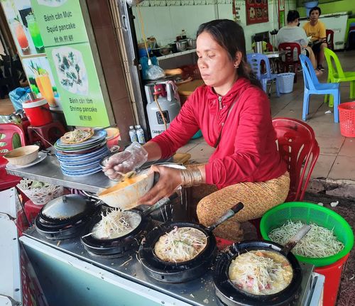 Bánh xèo - một trong những đặc sản đường phố. 
