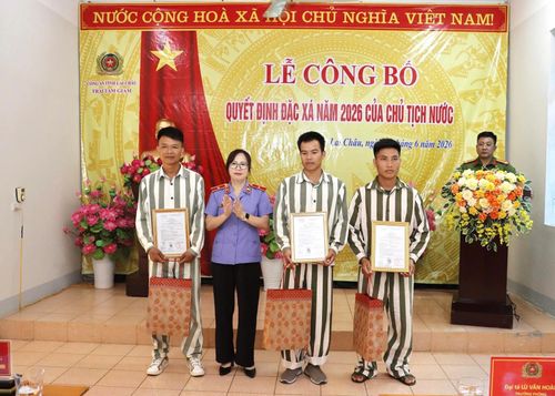Lãnh đạo Viện KSND tỉnh trao quyết định đặc xá cho các phạm nhân.