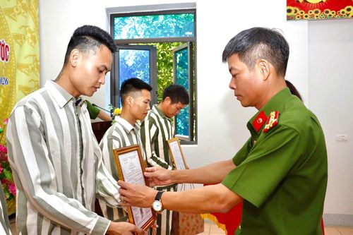 Đại tá Lê Anh Hưng - Phó Giám đốc Công an tỉnh Lai Châu trao quyết định đặc xá cho các phạm nhân.