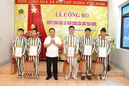 Lãnh đạo Sở Tư pháp trao quyết định đặc xá cho các phạm nhân.