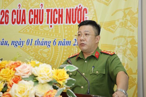 Đại tá Lù Văn Hoàn – Giám thị Trại tạm giam Công an tỉnh công bố Quyết định số 751/QĐ-CTN ngày 26/5/2026 của Chủ tịch nước về đặc xá năm 2026.