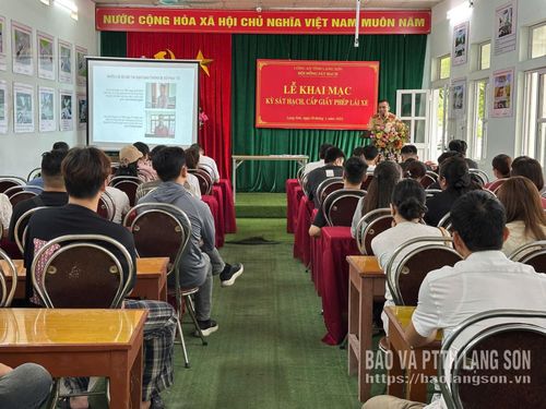 Phòng CSGT trình chiếu video tai nạn cho các học viên tại Trung tâm Dạy nghề tư thục Tùng Linh xem