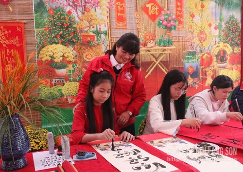 Học sinh Trường THCS Đông Kinh tham gia hoạt động viết thư pháp tại chương trình “Chợ Tết nhân ái” năm 2026