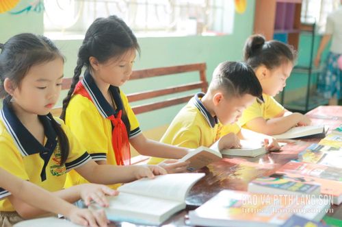 Học sinh Trường Tiểu học Thất Khê đọc sách tại Khu vui chơi thiếu nhi xã Thất Khê
