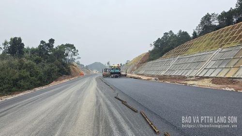 Các nhà thầu thi công lớp nền mặt đường tại km 27