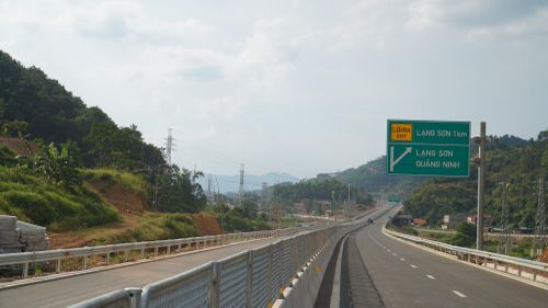 Nhà thầu đã cơ bản hoàn thiện hệ thống biển báo, hộ lan và các hạng mục an toàn giao thông trên đoạn tuyến 27 km từ nút giao IC03 đến Km 45