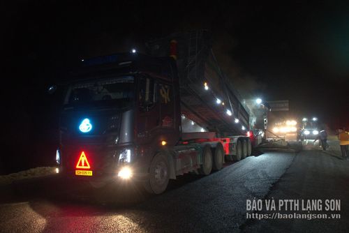 Các nhà thầu thi công "3 ca, 4 kíp" để đảm bảo tiến độ của dự án