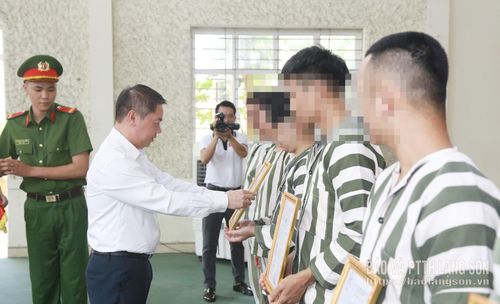 Đồng chí Đoàn Thanh Sơn, Phó Chủ tịch UBND tỉnh trao quyết định cho các phạm nhân được hưởng đặc xá