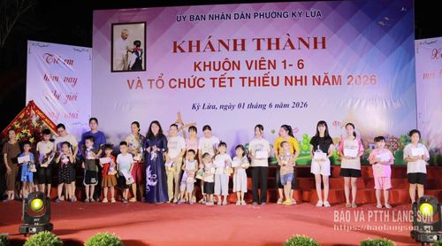 Lãnh đạo UBND phường Kỳ Lừa trao quà cho các em thiếu nhi hoàn cảnh khó khăn