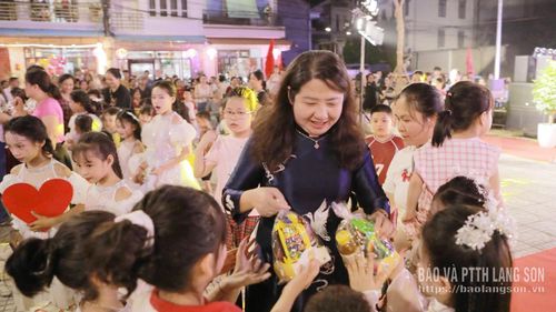 Lãnh đạo UBND phường Kỳ Lừa trao quà cho các em thiếu nhi