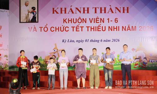 Đơn vị tài trợ trao quà cho các em thiếu nhi hoàn cảnh khó khăn và gia đình trẻ em khuyết tật
