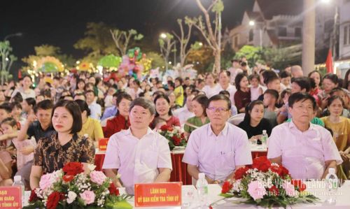 Các đại biểu dự buổi khánh thành Khuôn viên 1-6