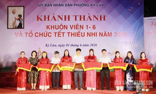 Các đại biểu thực hiện nghi thức cắt băng khánh thành công trình Khuôn viên 1 - 6