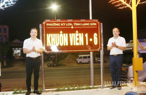 Các đại biểu thực hiện nghi thức khánh thành công trình
