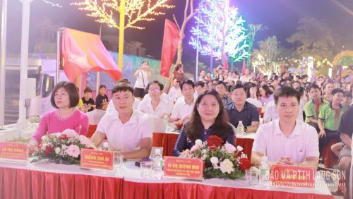 Các đại biểu dự buổi khánh thành Khuôn viên 1-6
