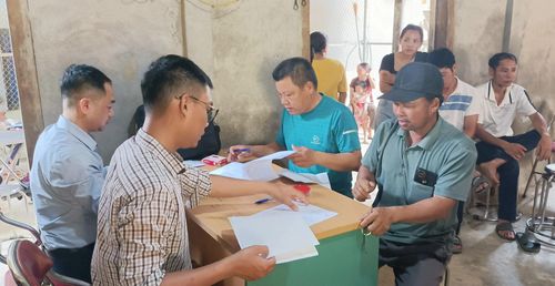 Các hộ dân ký cam kết phối hợp trong quá trình triển khai dự án.