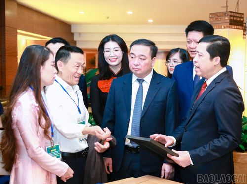 Các đồng chí lãnh đạo tỉnh Lào Cai trao đổi với ông Gao Bồi Lượng, nhà đầu tư Công ty TNHH Ngành gỗ Thiên An Việt Nam về những chính sách ưu việt khi các nhà đầu tư đến Lào Cai.