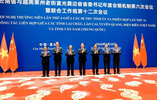 Các đại biểu dự hội nghị thường niên lần thứ 6 giữa Bí thư Tỉnh ủy các tỉnh Lào Cai, Lai Châu, Tuyên Quang, Điện Biên (Việt Nam) và tỉnh Vân Nam (Trung Quốc).