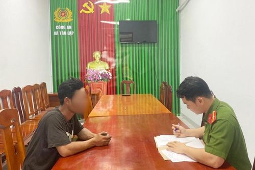 Công an xã Tân Lập làm việc với đối tượng sử dụng trái phép chất ma túy