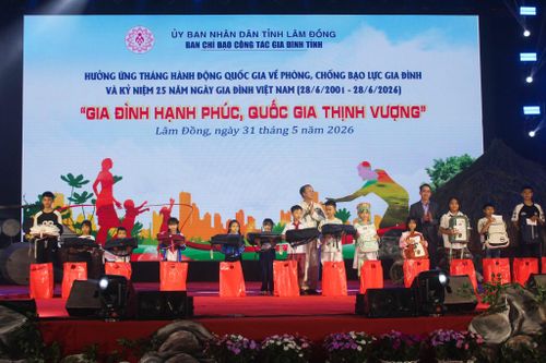 Trao quà cho học sinh vượt khó, học giỏi