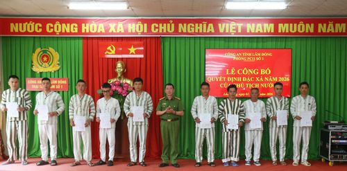 Đại tá Nguyễn Song Hào, Giám thị Trại tạm giam số 1 trao Quyết định đặc xá của Chủ tịch nước cho các phạm nhân