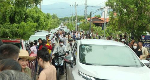 Từng đoàn người đến đón người thân trở về
