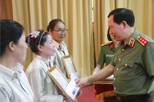 Thượng tướng Lê Văn Tuyến, Thứ Trưởng Bộ Công an trao quyết định đặc xá của Chủ tịch nước cho các phạm nhân tại Trại giam Thủ Đức