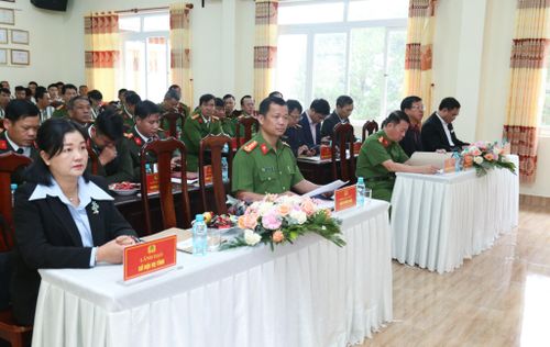 Đại tá Đậu Xuân Bảo, Phó Giám đốc Công an tỉnh Lâm Đồng và các đại biểu tham dự Lễ công bố