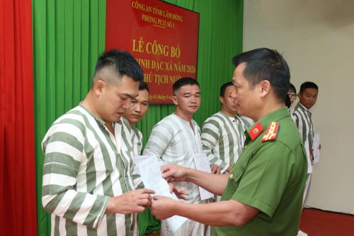 Đại tá Đậu Xuân Bảo, Phó Giám đốc Công an tỉnh trao Quyết định đặc xá của Chủ tịch nước cho các phạm nhân