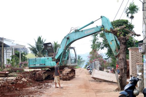Nhờ làm tốt công tác tuyên truyền, hơn 40 hộ dân của tuyến đường trục 3 đều đồng thuận tháo dỡ cây trồng, vật kiến trúc