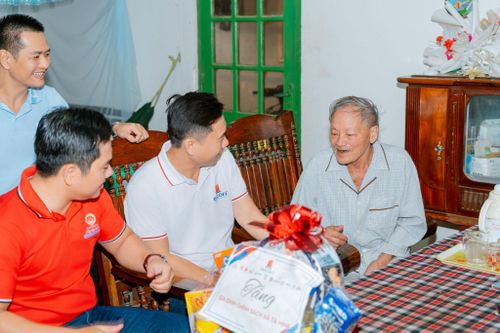 Trao quà cho gia đình chính sách