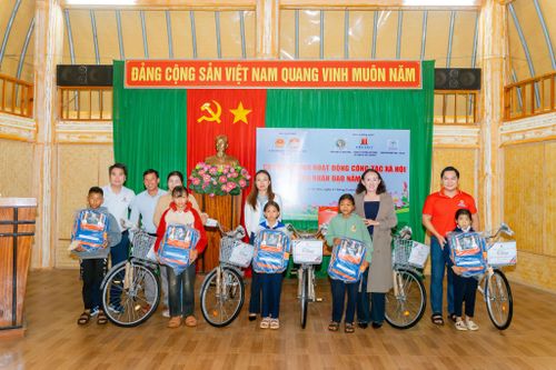 Trao xe đạp cho các em học sinh