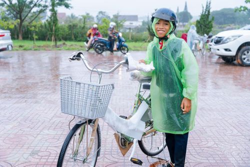Niềm vui của các em học sinh khi được nhận xe đạp