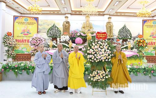 Ban đại diện Phật giáo liên phường Phủ Lý tặng hoa chúc mừng Đại lễ.