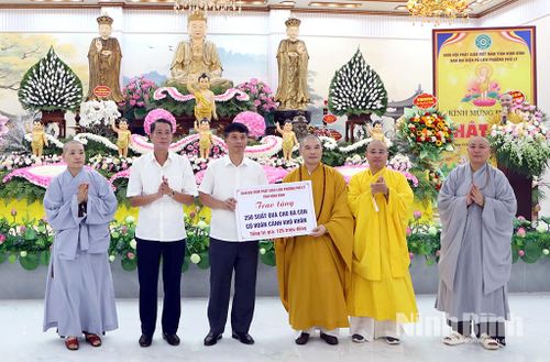Ban đại diện Phật giáo liên phường Phủ Lý trao tặng biển tượng trưng 250 suất quà cho người dân có hoàn cảnh khó khăn.