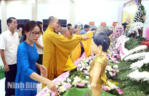 Các đại biểu thực hiện nghi thức tắm Phật.