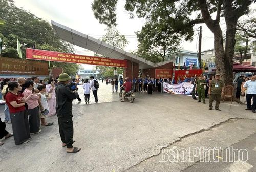 Lực lượng an ninh trật tự, tình nguyện viên tiếp sức mùa thi và đông đảo phụ huynh chào đón, động viên các thí sinh bước vào môn thi đầu tiên (Ngữ Văn) sáng 1/6 tại điểm thi Trường THCS Liên Bảo (phường Vĩnh Phúc).