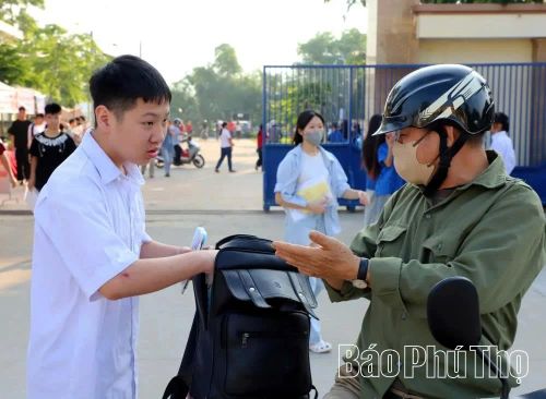 Những lời dặn dò ân cần của phụ huynh tiếp thêm động lực và sự tự tin cho các sĩ tử trước giờ thi.