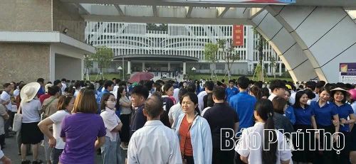 Các thí sinh và phụ huynh tập trung trước cổng Trường THPT Chuyên Hùng Vương sáng 1/6.