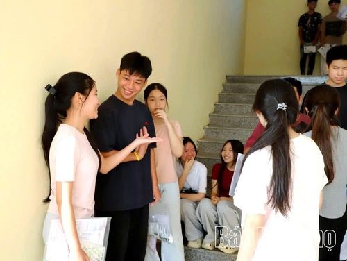 Tại khu vực chờ, có những nụ cười tươi rói, những lời chúc của bạn bè.