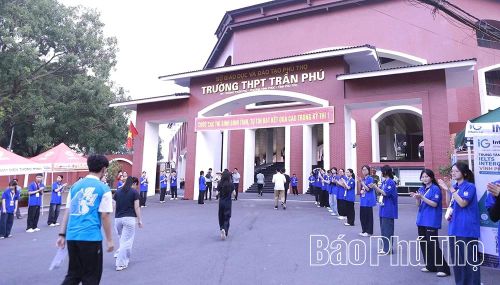 Các tình nguyện viên Trường THPT Trần Phú đón tiếp, động viên các thí sinh dự thi môn đầu tiên - Ngữ văn.