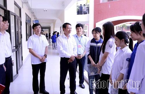 Phó Chủ tịch UBND tỉnh Nguyễn Khắc Hiếu động viên các thí sinh tại điểm thi Trường THPT Trần Phú.