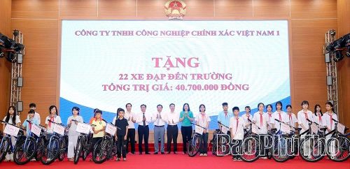 Đại diện lãnh đạo tỉnh, các sở, ban, ngành trao xe đạp tặng trẻ em có hoàn cảnh đặc biệt khó khăn, vượt khó học giỏi trên địa bàn tỉnh.