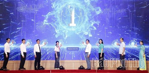 Các đại biểu thực hiện nghi thức bấm nút phát động Tháng hành động vì trẻ em năm 2026 với chủ đề “Trẻ em hạnh phúc, an toàn, vững bước trong kỷ nguyên số”.