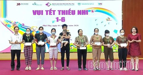 Lãnh đạo Bệnh viện Sản Nhi tỉnh Phú Thọ trao quà cho các bệnh nhi đang điều trị tại bệnh viện.