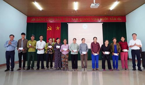 Hội Chữ thập đỏ xã Lệ Ninh trao quà cho gia đình có hoàn cảnh khó khăn trên địa bàn - Ảnh: L.Lan