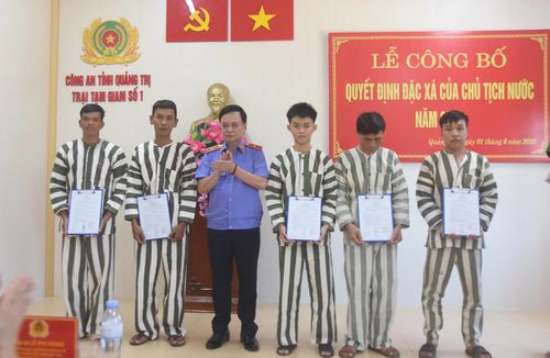 Trao quyết định đặc xá của Chủ tịch nước năm 2026 cho các phạm nhân tại Trại tạm giam số 1 - Ảnh: Đ.V